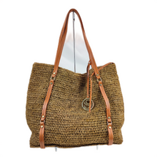 Load image into Gallery viewer, Wholesale Low MOQ Carry-on Fuffle Bag For Weekend Elegant Straw Bag SHW16
