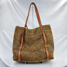 Load image into Gallery viewer, Wholesale Low MOQ Carry-on Fuffle Bag For Weekend Elegant Straw Bag SHW16
